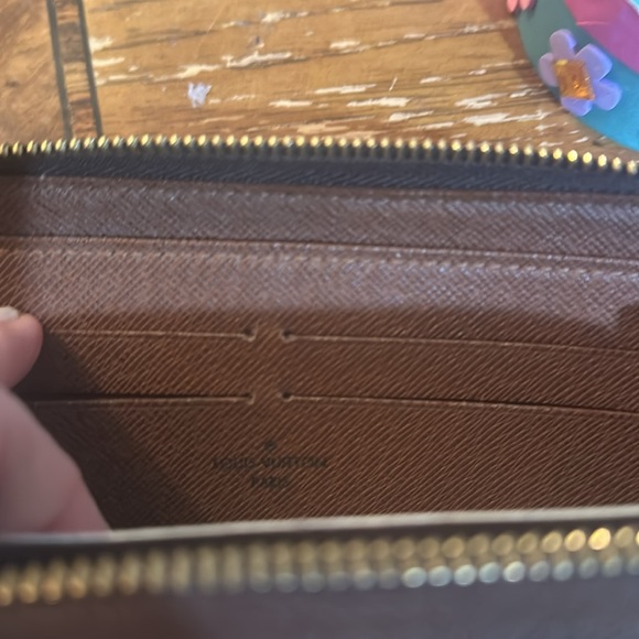 Louis Vuitton zip around wallet - Picture 8 of 8